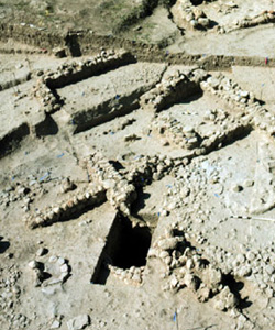 NVAP Tsoungiza excavations in progress in trench EU7; © 1986 Nemea Valley Archaeological Project; used with permission.